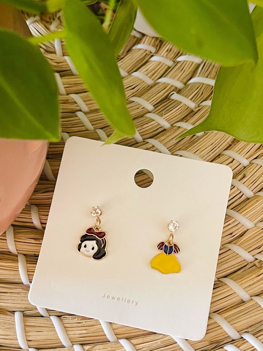 Cute Cartoon Snow White Gold Tone Earrings NWT